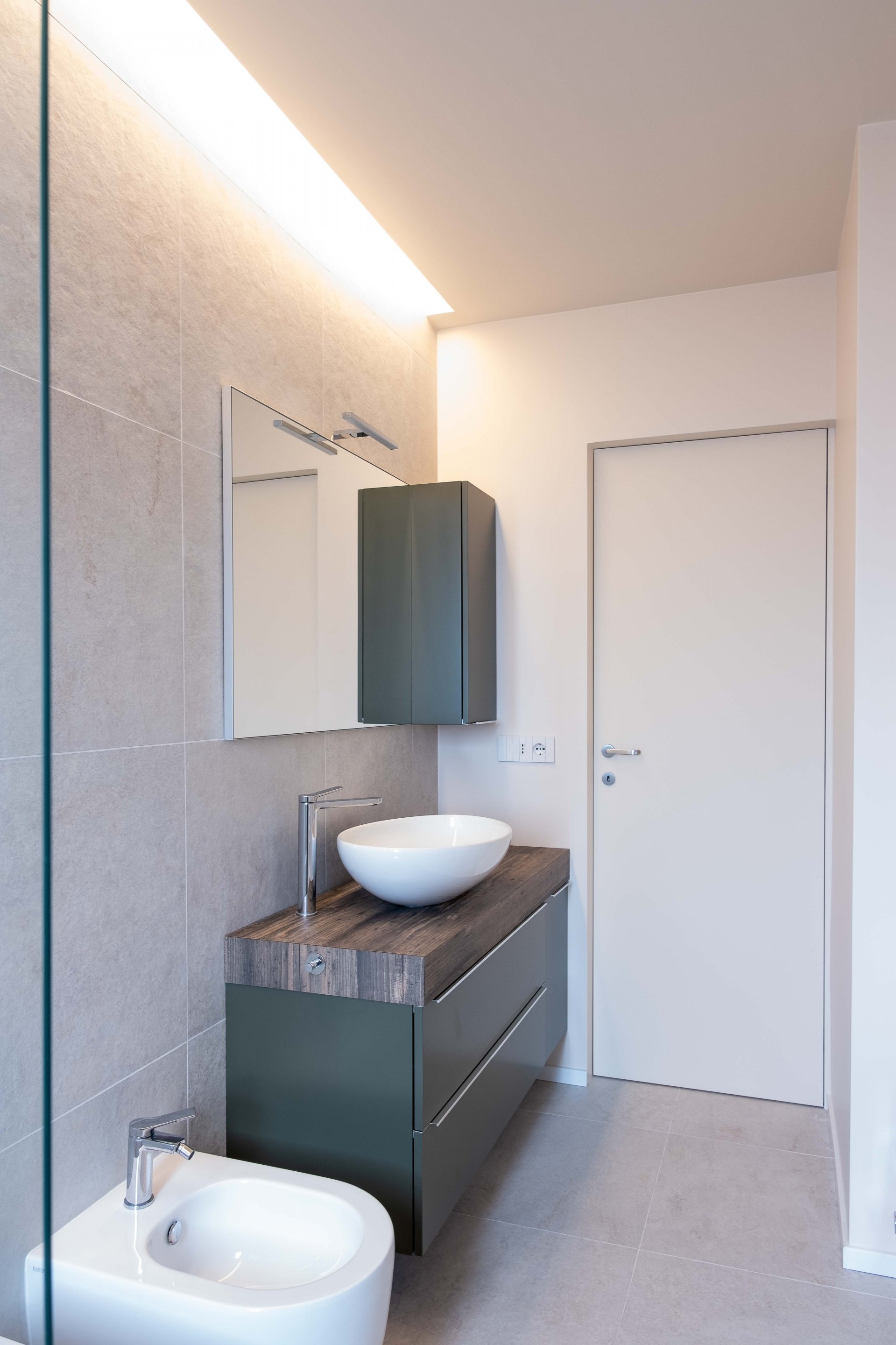 Baie modernă cu accente pământii | Inspirație Baie Modern