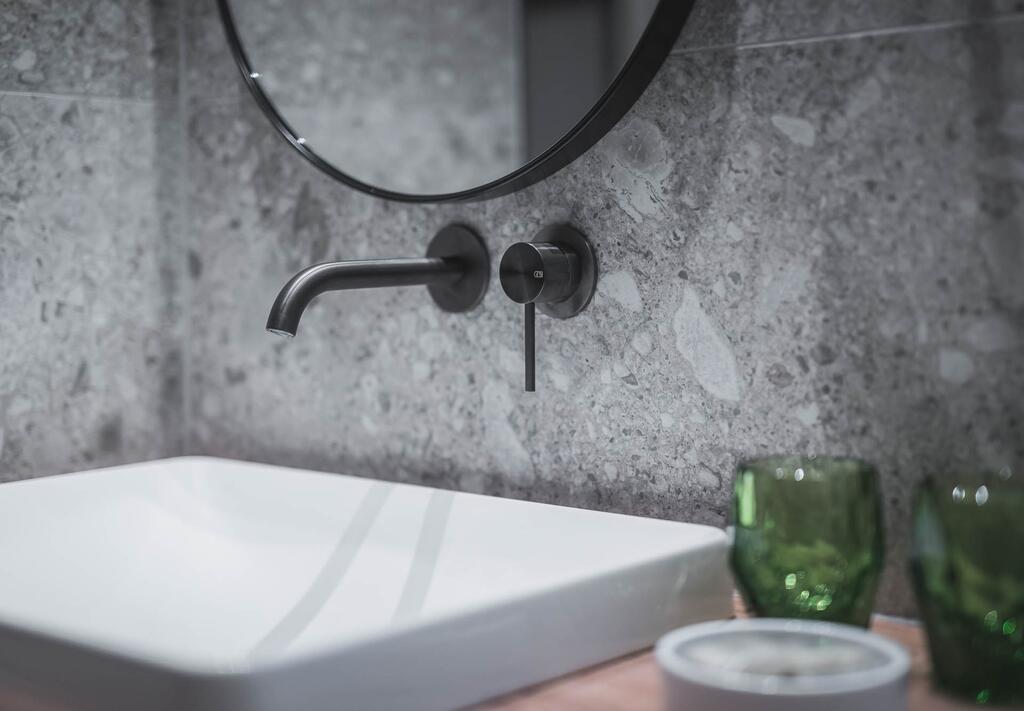 Baie în stil urban minimalist | Inspirație Baie Rustic