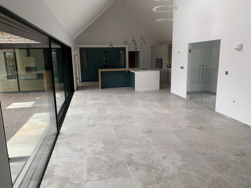 Bucătărie deschisă în tonuri reci | Inspirație Living Modern