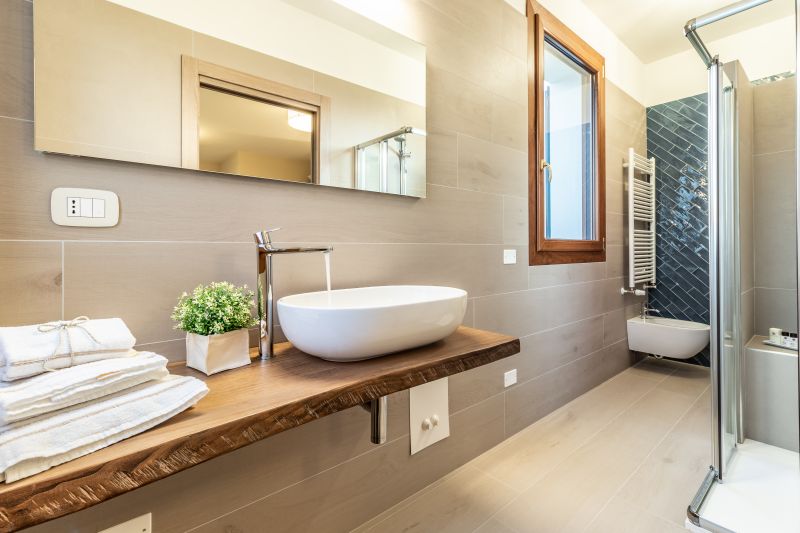 Baie modernă cu accente calde | Inspirație Baie Industrial