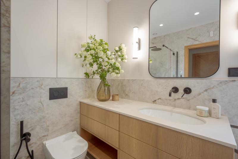 Baie modernă în marmură caldă | Inspirație Baie Luxe