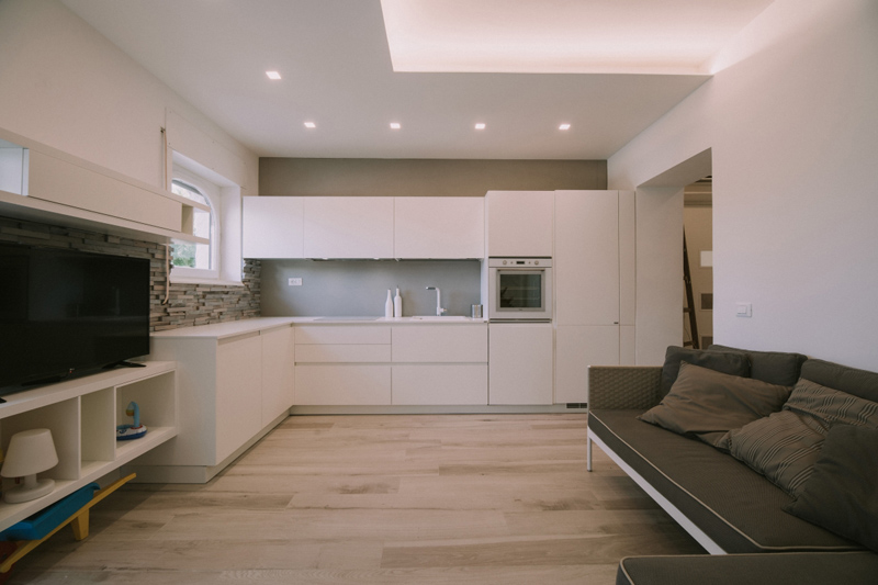 Bucătărie deschisă, luminoasă și modernă | Inspirație Living Luxe