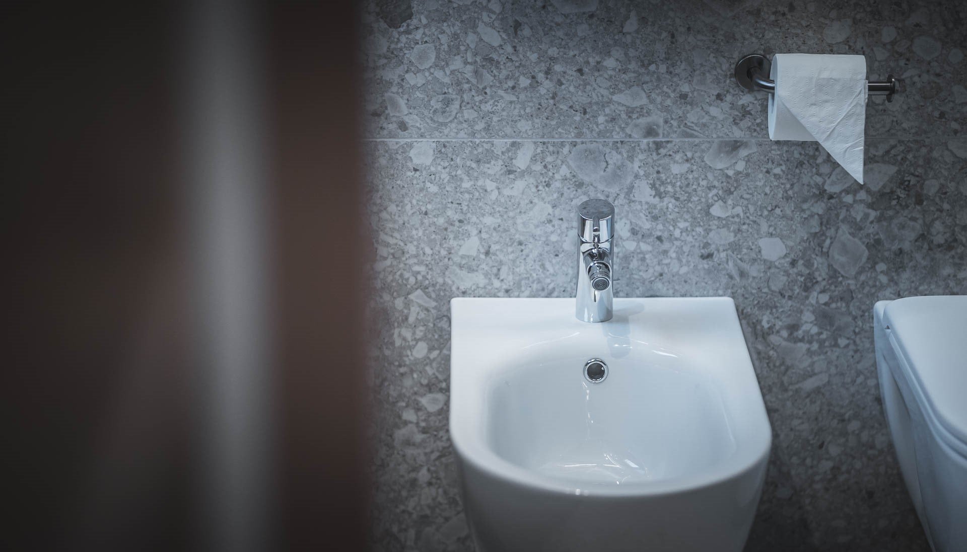 Baie modernă cu accente terrazzo | Inspirație Baie Rustic