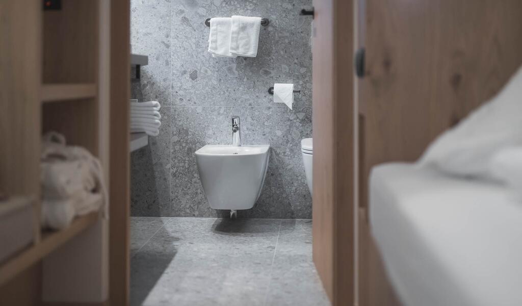 Baie modernă, cu accente de piatră | Inspirație Baie Rustic
