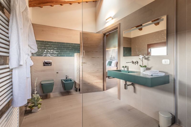 Baie modernă cu accente turcoaz | Inspirație Baie Industrial