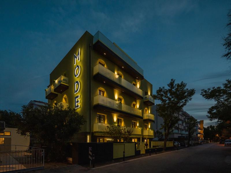 Fațadă urbană sub cerul nopții | Inspirație Exterior Modern