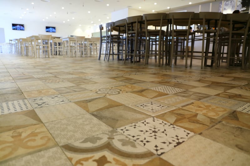 Bucătărie deschisă cu pardoseală eclectică | Inspirație Living Modern