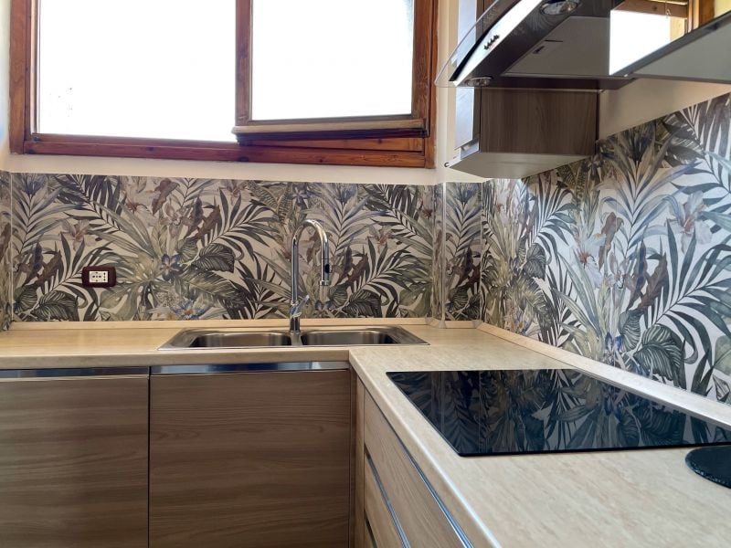 Bucătărie tropicală cu lemn deschis | Inspirație Bucătărie Modern