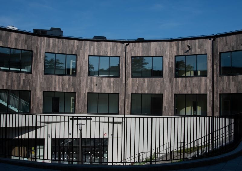 Fațadă urbană cu lemn ars | Inspirație Exterior Modern