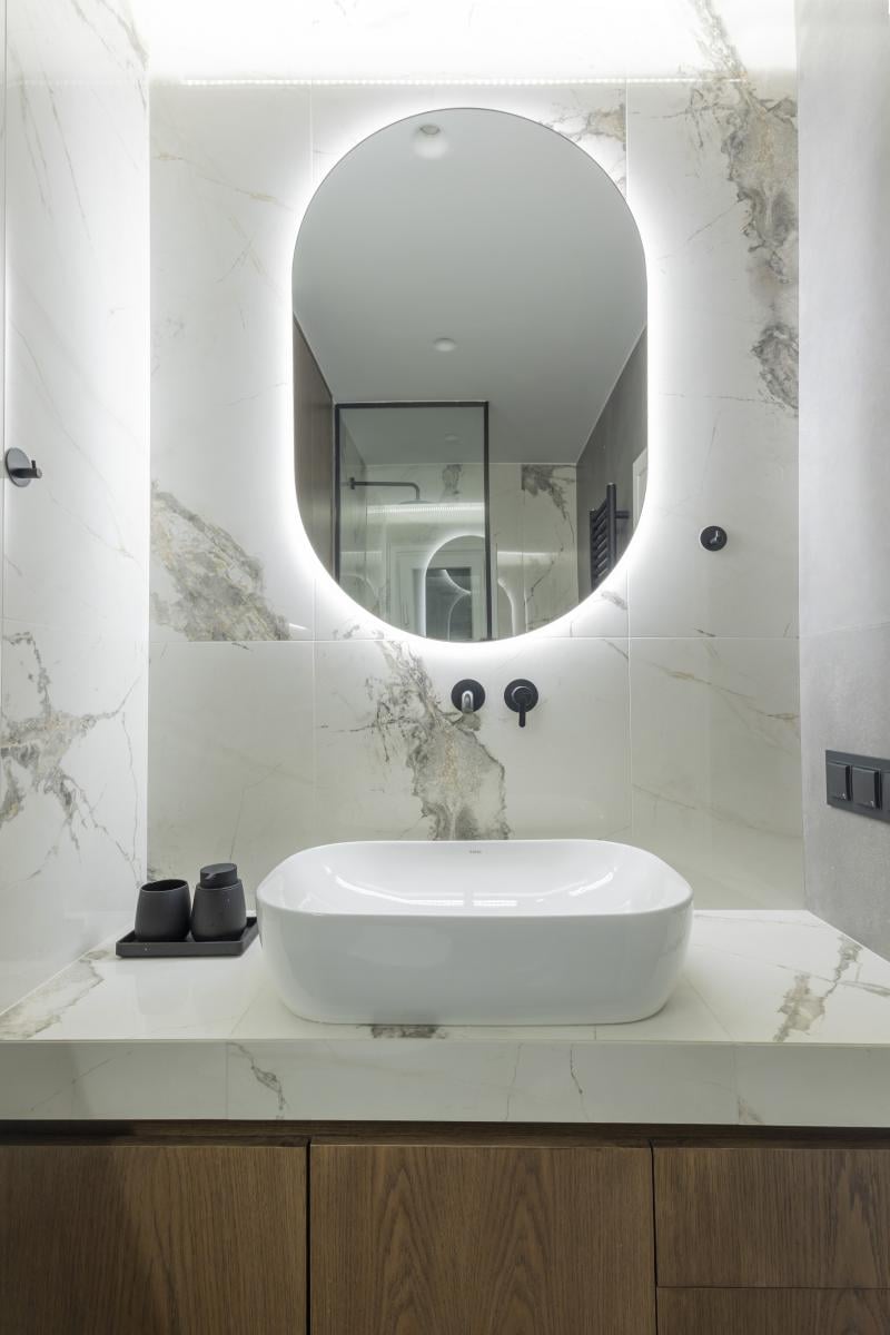Baie modernă în marmură caldă | Inspirație Baie Luxe