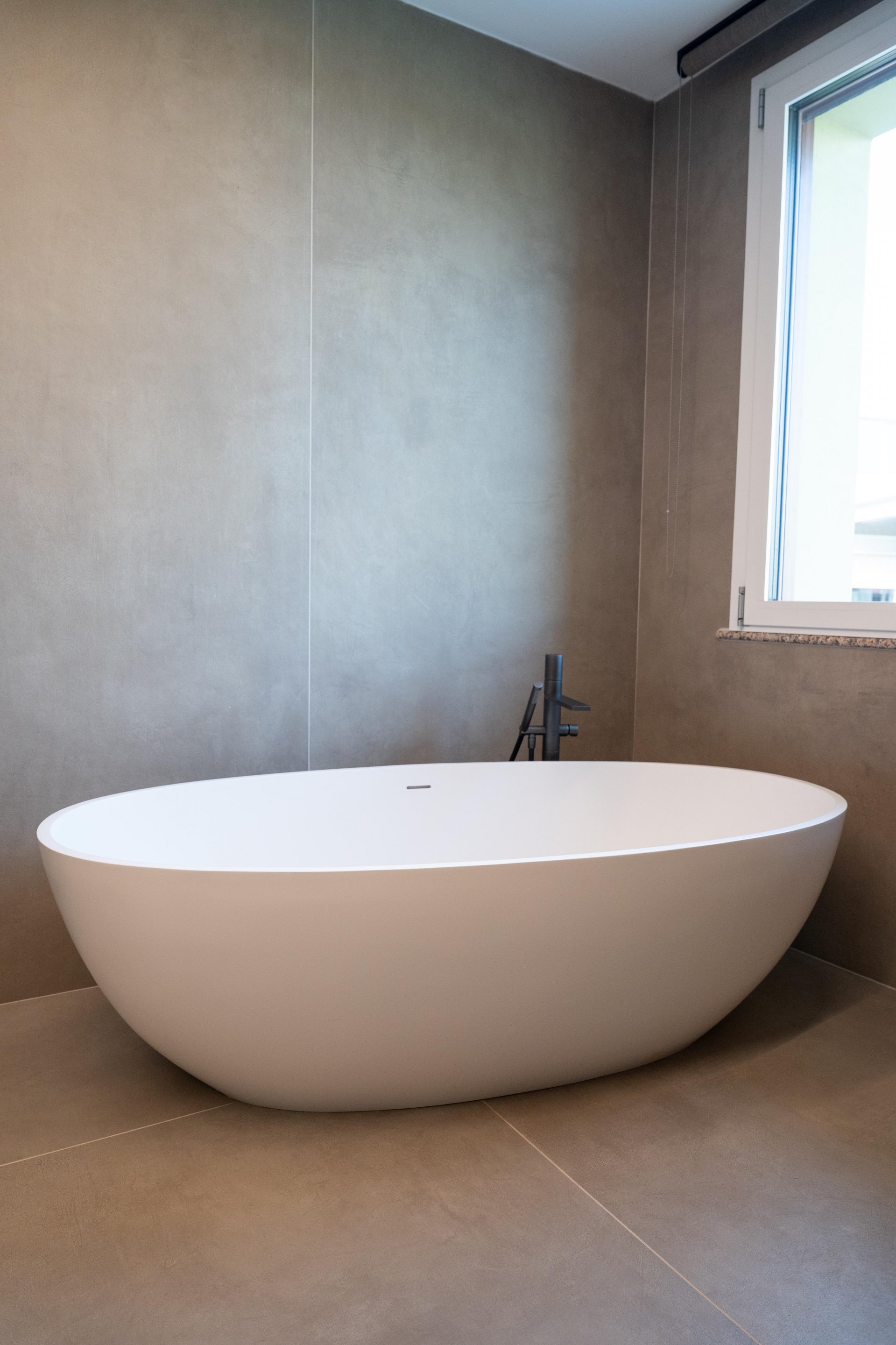 Baie minimalistă în tonuri calde | Inspirație Baie Modern