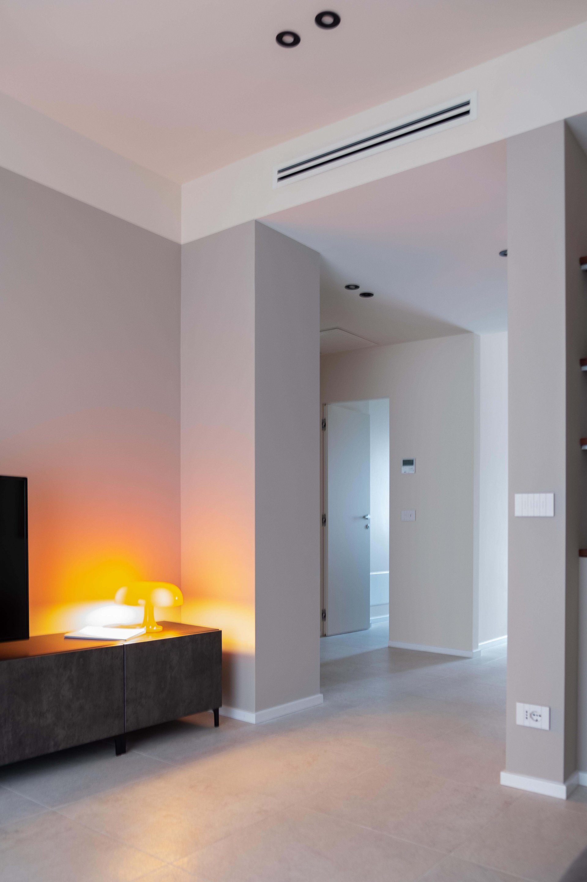 Hol modern cu accente calde | Inspirație Living Modern