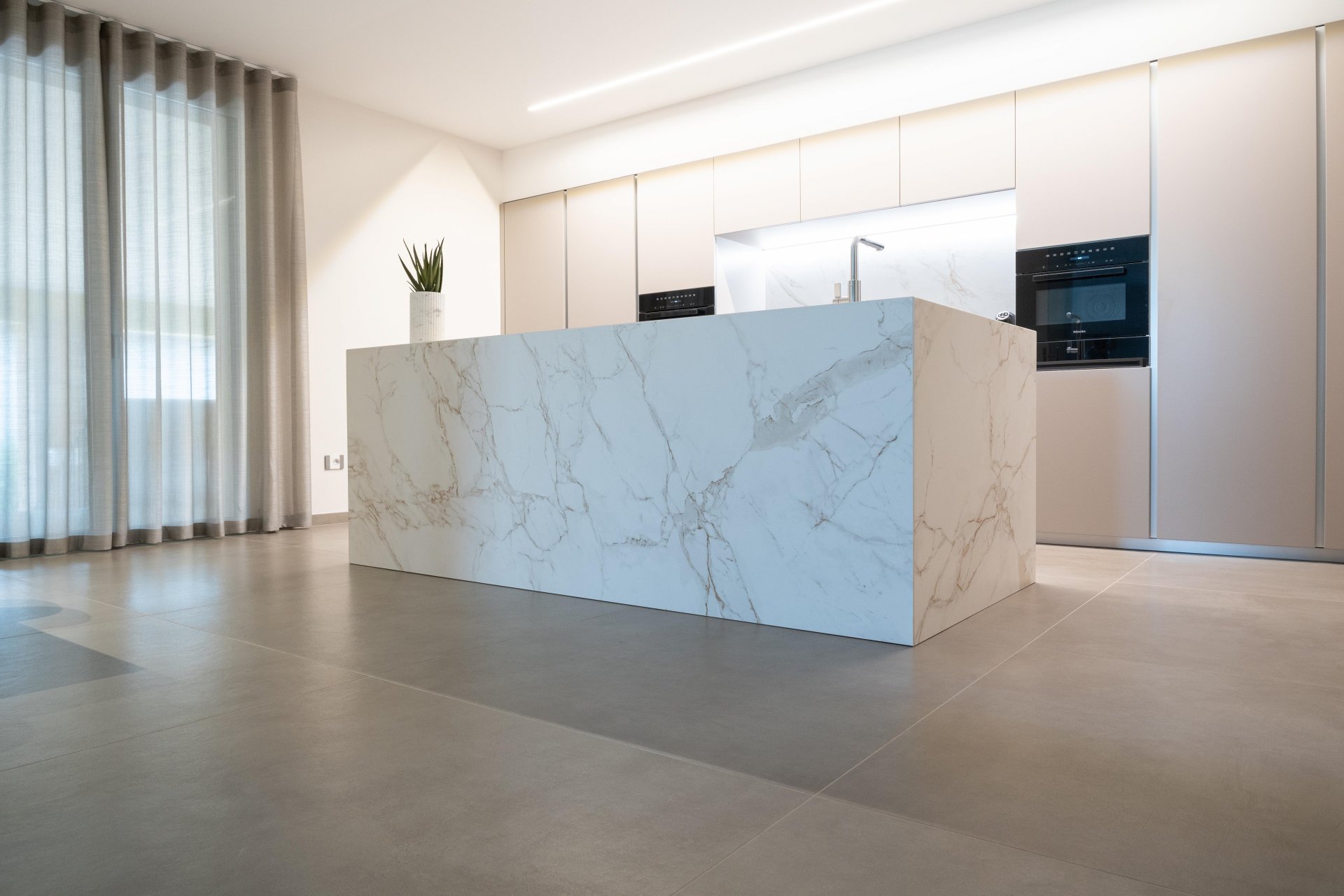 Bucătărie minimalistă cu insulă sculptată | Inspirație Bucătărie Modern