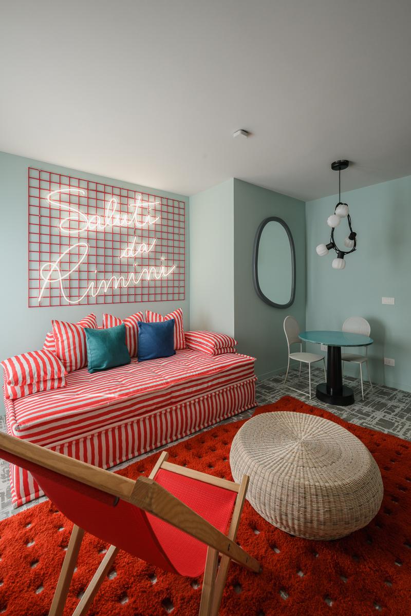Living Mediteranean cu accente pop | Inspirație Living Modern