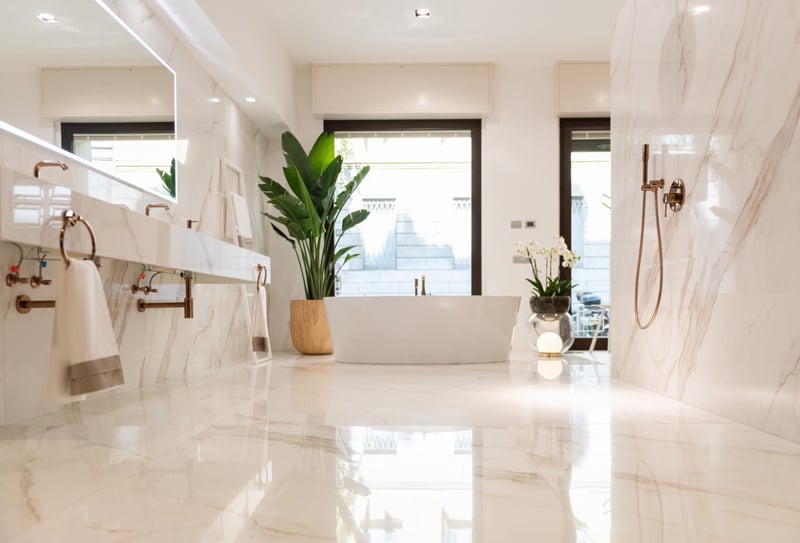 Baie spațioasă în marmură albă | Inspirație Baie Luxe
