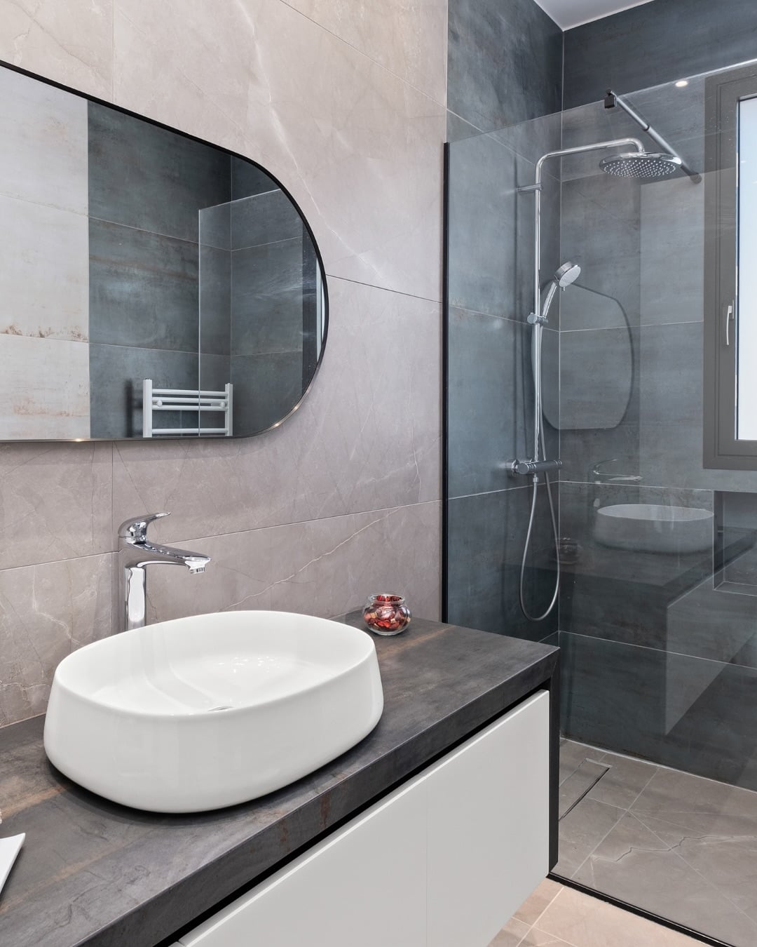 Baie modernă în tonuri reci | Inspirație Baie Luxe