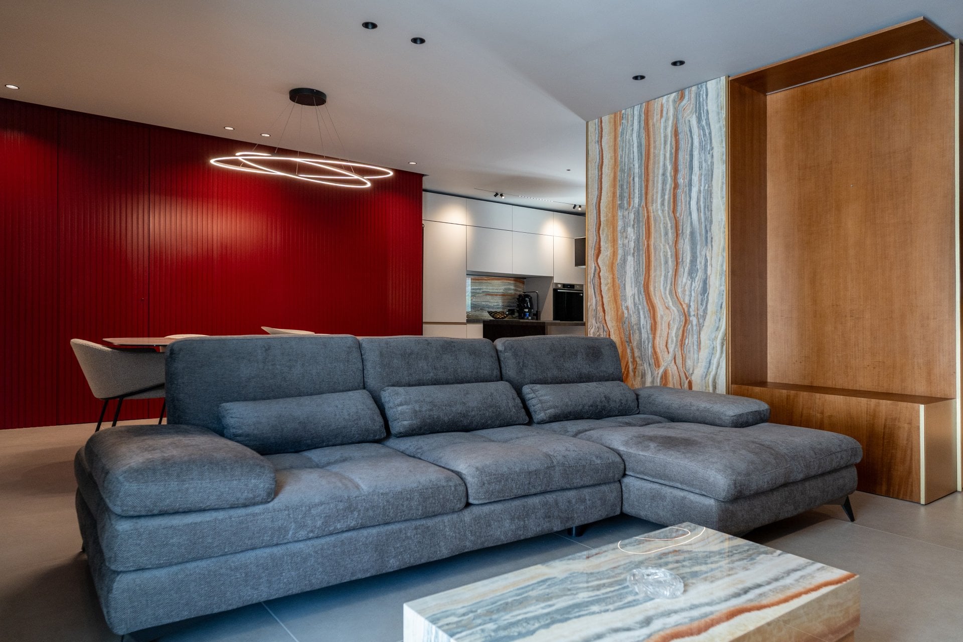 Living modern cu accente vibrante | Inspirație Living Luxe