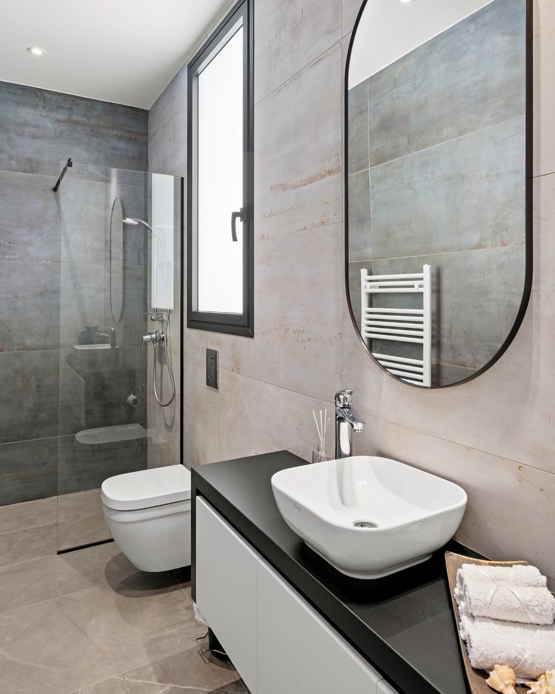 Baie modernă cu accente cenușii | Inspirație Baie Luxe