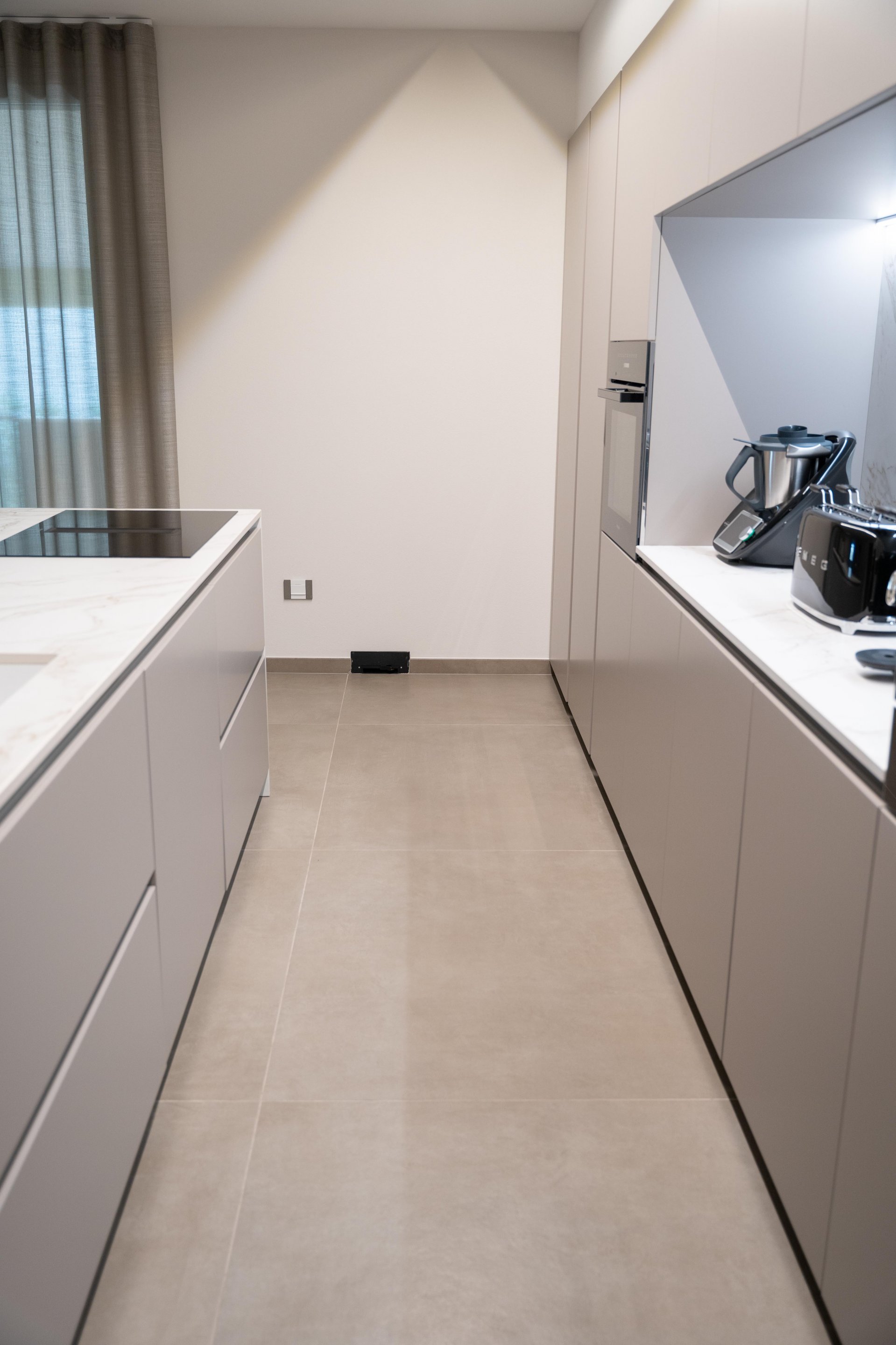 Bucătărie minimalistă în tonuri neutre | Inspirație Bucătărie Modern