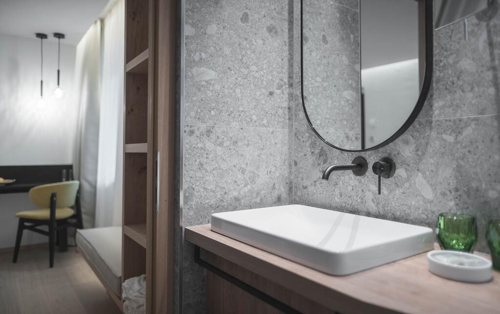 Baie modernă cu accente naturale | Inspirație Baie Rustic