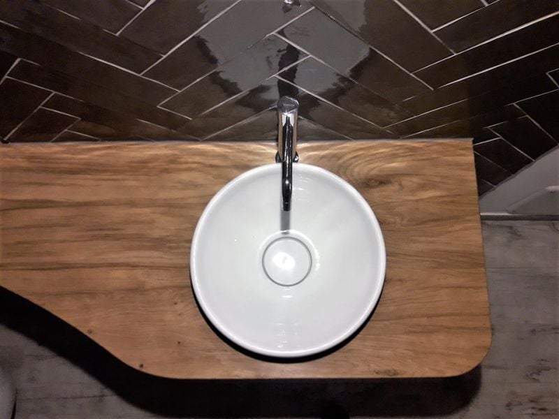 Baie modernă cu accente calde | Inspirație Baie Modern