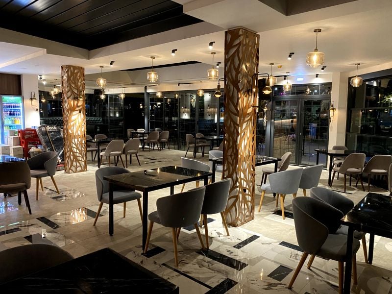 Lounge urban cu accente aurii | Inspirație Living Luxe