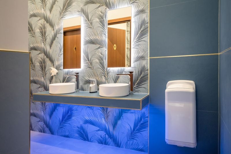 Baie tropicală cu accente aurii | Inspirație Baie Modern