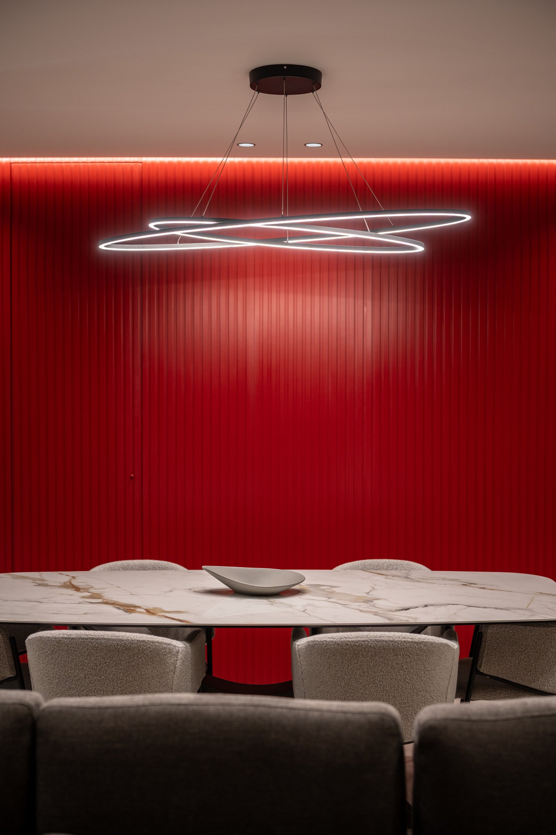 Dining modern în roșu vibrant | Inspirație Living Luxe