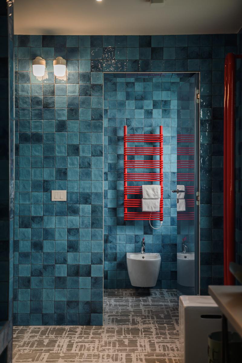 Baie vibrantă, accente îndrăznețe | Inspirație Baie Modern