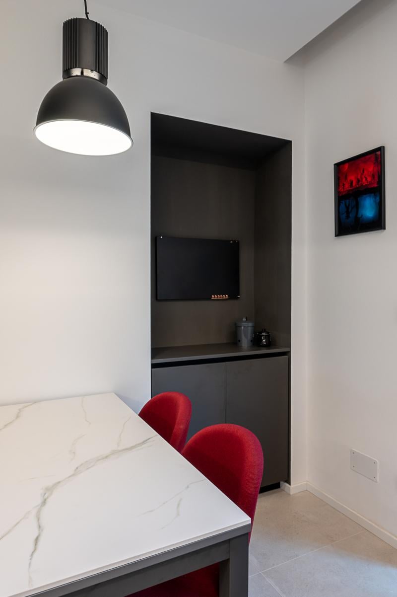 Dining modern, accente roșii | Inspirație Bucătărie Modern