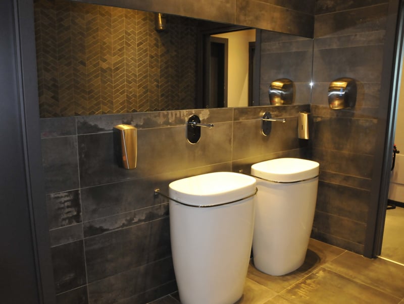 Baie modernă cu accente aurii | Inspirație Baie Industrial