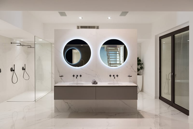 Baie spațioasă în marmură albă | Inspirație Baie Luxe