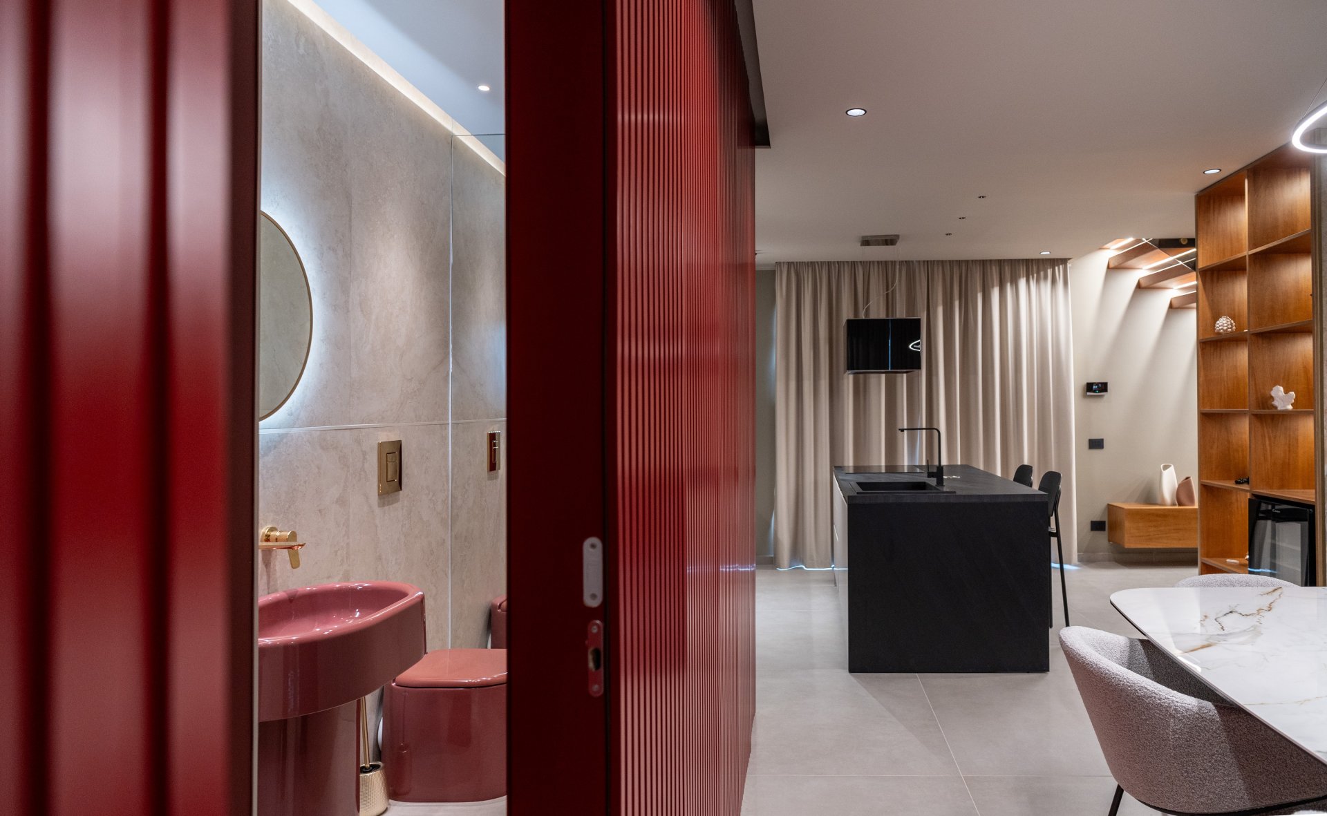Contrast cald în spațiu deschis | Inspirație Bucătărie Luxe