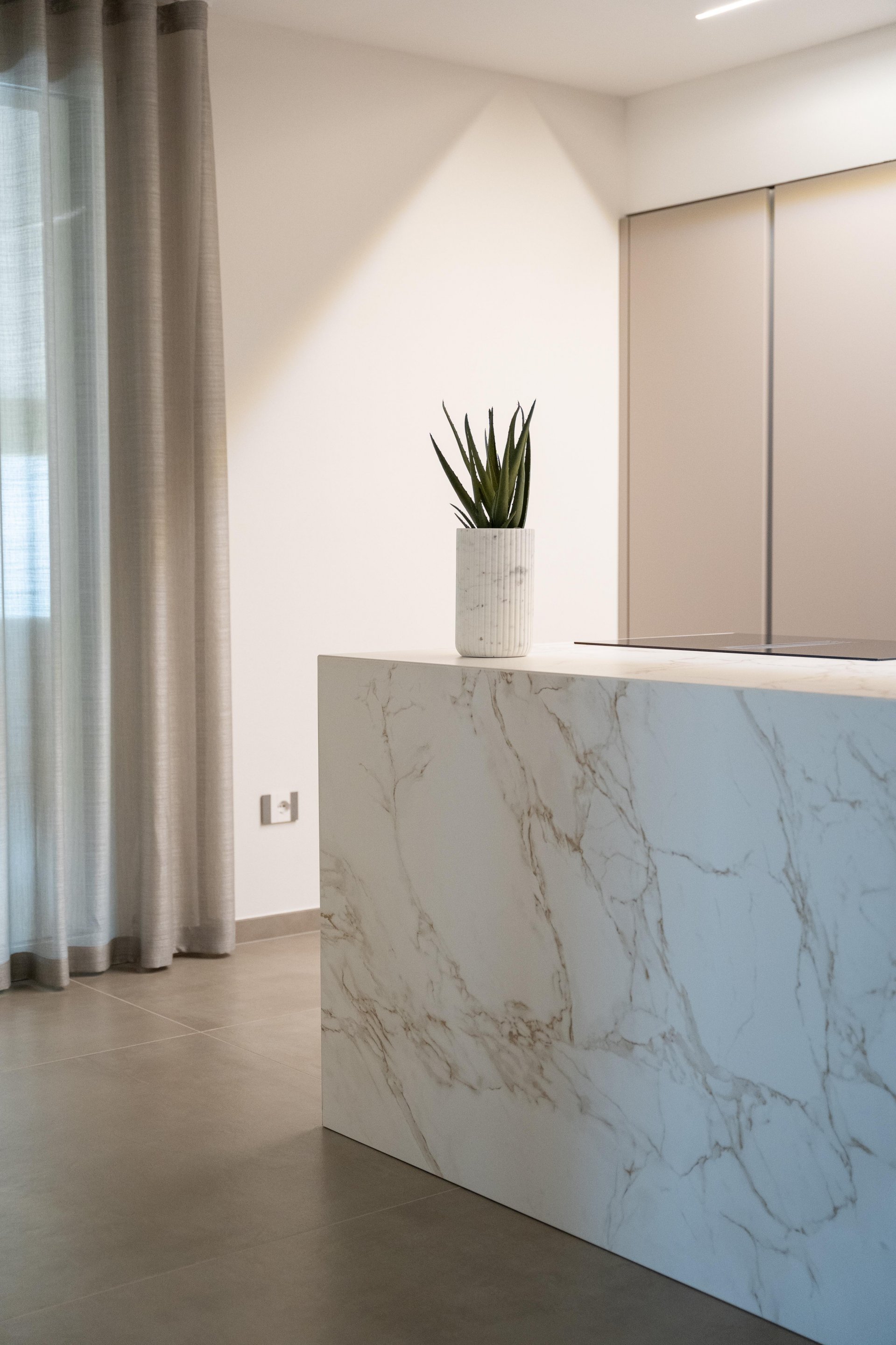 Bucătărie minimalistă cu insulă de marmură | Inspirație Bucătărie Modern