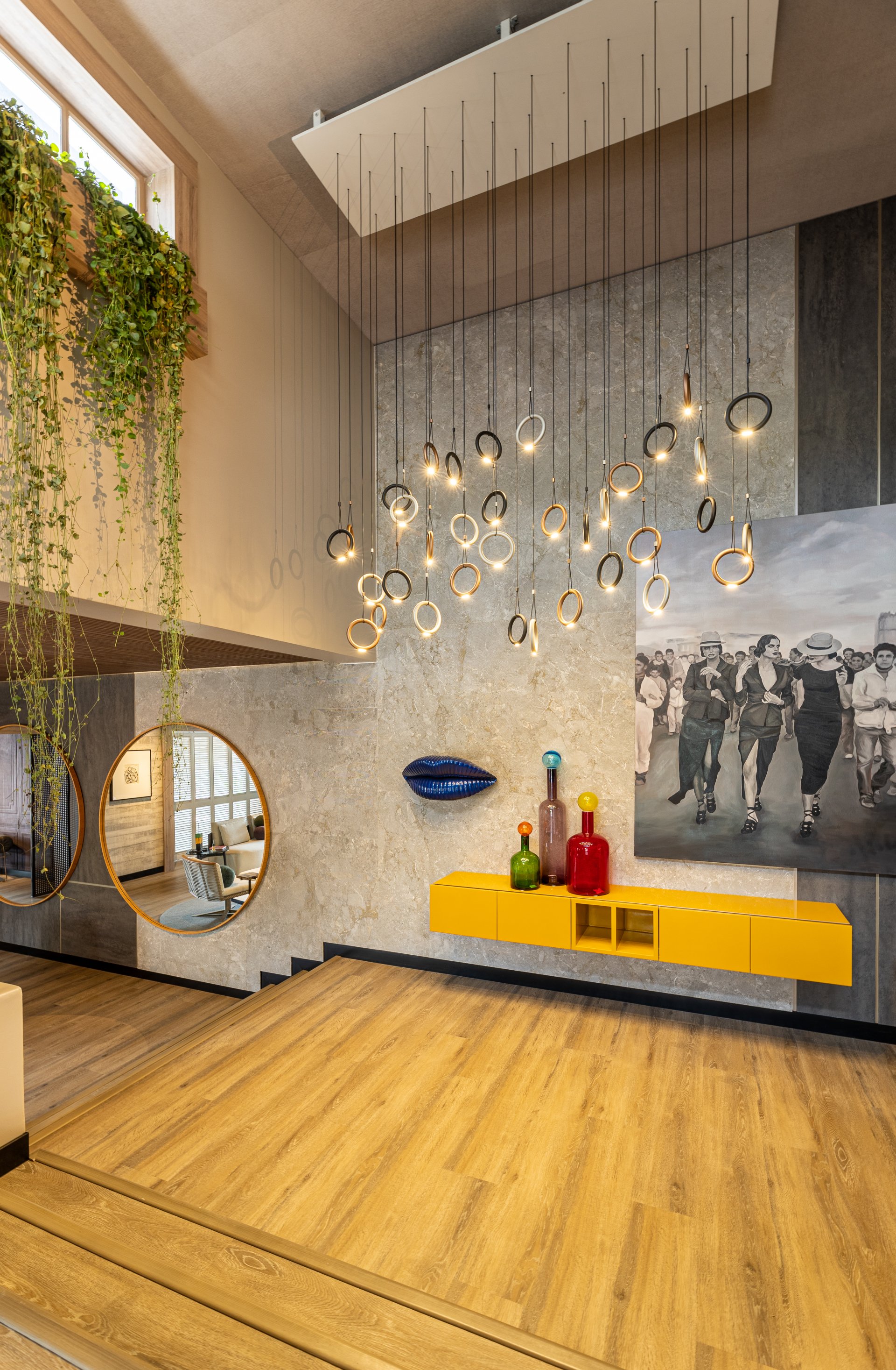 Hol deschis cu accente vibrante | Inspirație Living Modern