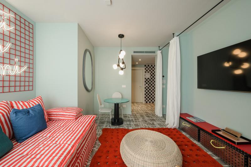 Cameră de hotel cu accente ludice | Inspirație Dormitor Modern