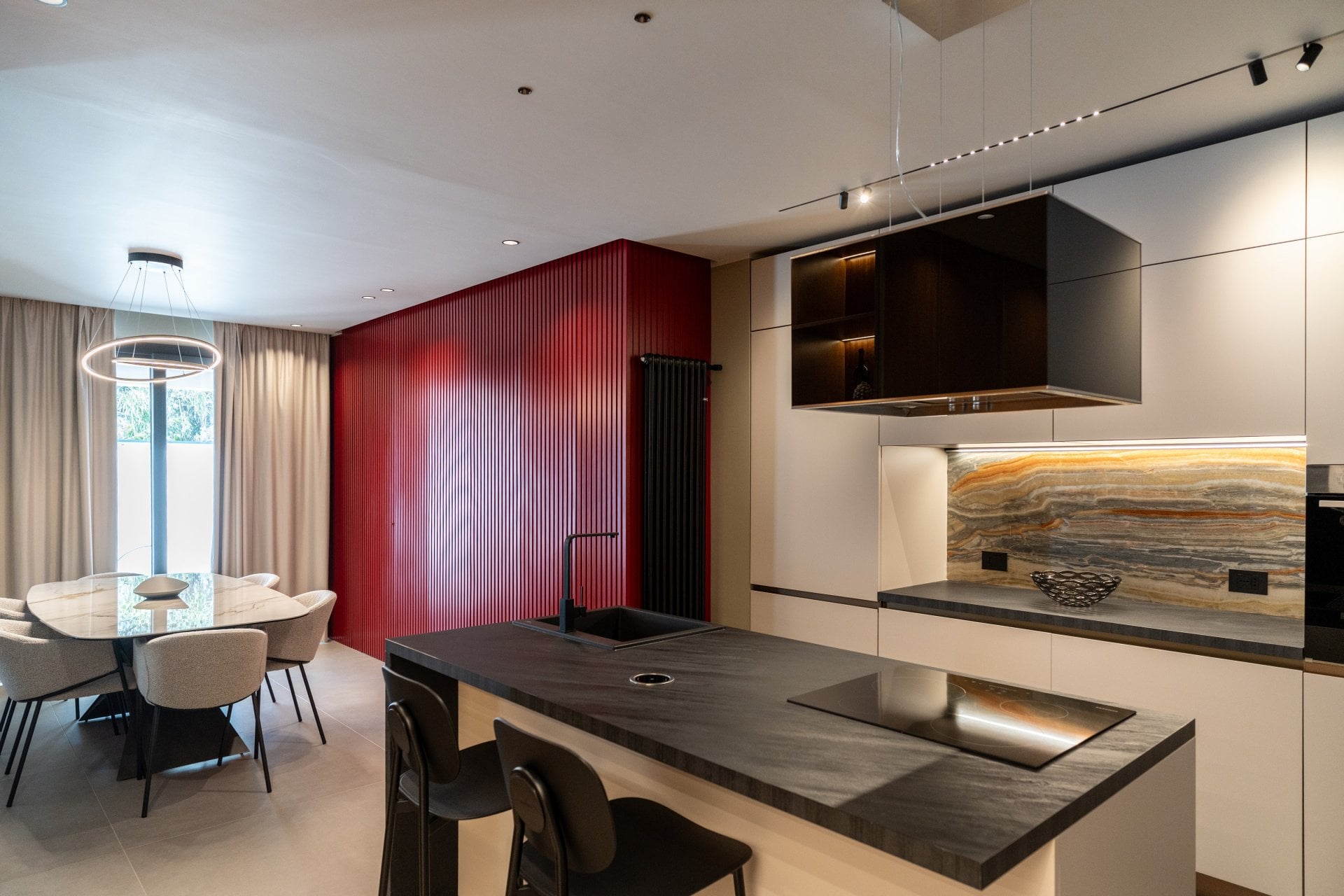 Bucătărie urbană cu accente calde | Inspirație Bucătărie Luxe