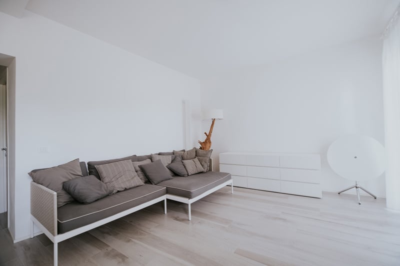 Living minimalist cu lemn deschis | Inspirație Living Luxe
