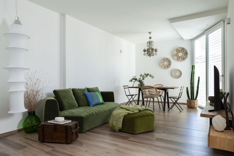 Living boho-chic cu accente verzi | Inspirație Living Rustic