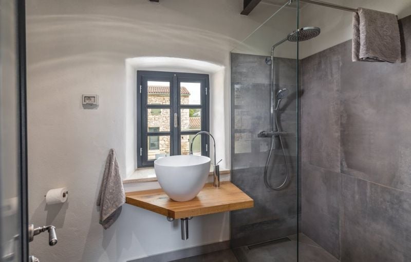 Baie rustică cu accente moderne | Inspirație Baie Modern