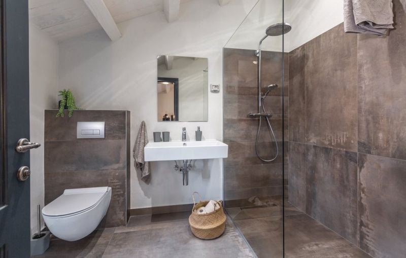 Baie modernă cu accente rustice | Inspirație Baie Modern