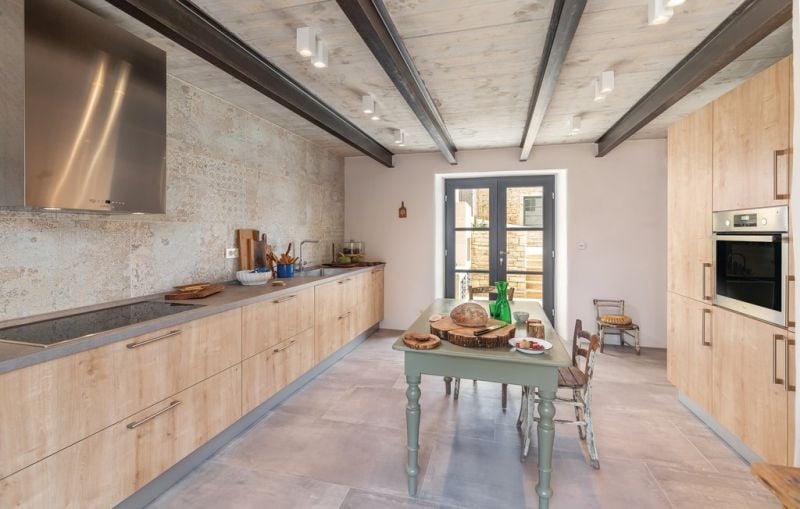 Bucătărie rustic-industrială cu lemn și beton | Inspirație Bucătărie Modern