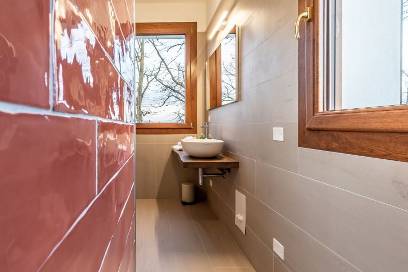 Baie caldă, cu accente teracotă | Inspirație Baie Industrial