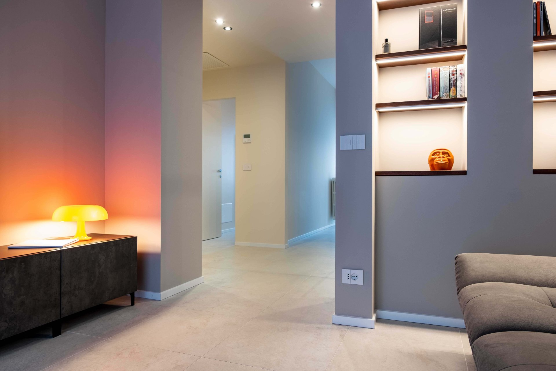 Hol luminos cu accente calde | Inspirație Living Modern