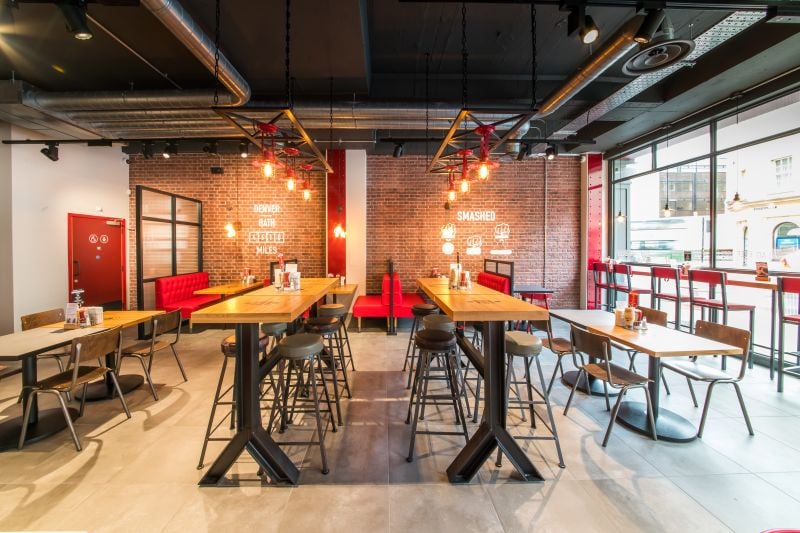 Restaurant urban cu accente roșii | Inspirație Living Industrial