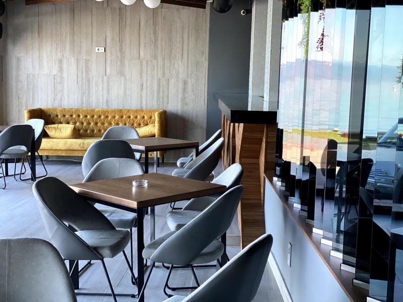 Lounge modern cu vedere la lac | Inspirație Living Industrial