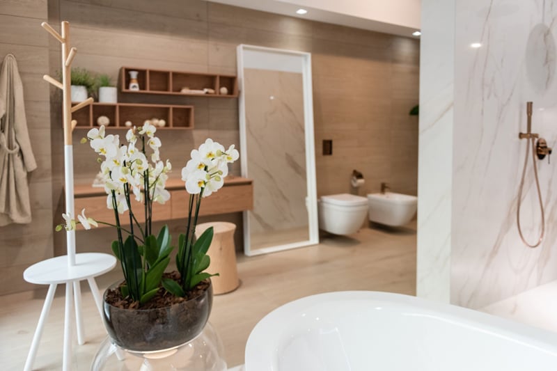 Baie spațioasă, în tonuri calde | Inspirație Baie Luxe