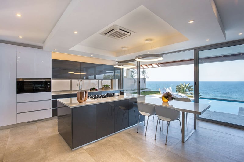 Bucătărie minimalistă cu vedere la mare | Inspirație Bucătărie Modern