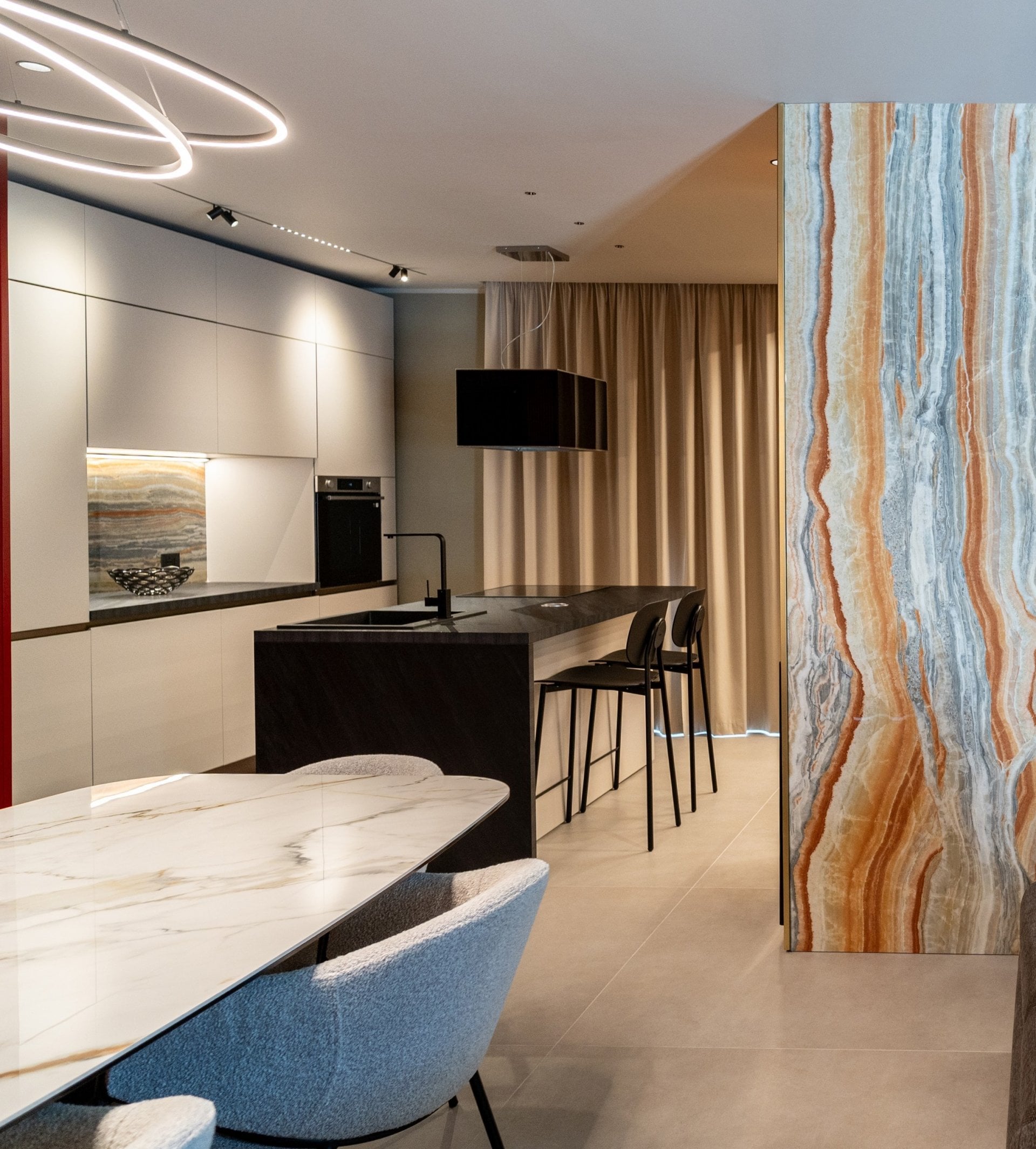 Bucătărie urbană cu accente de onix | Inspirație Bucătărie Luxe