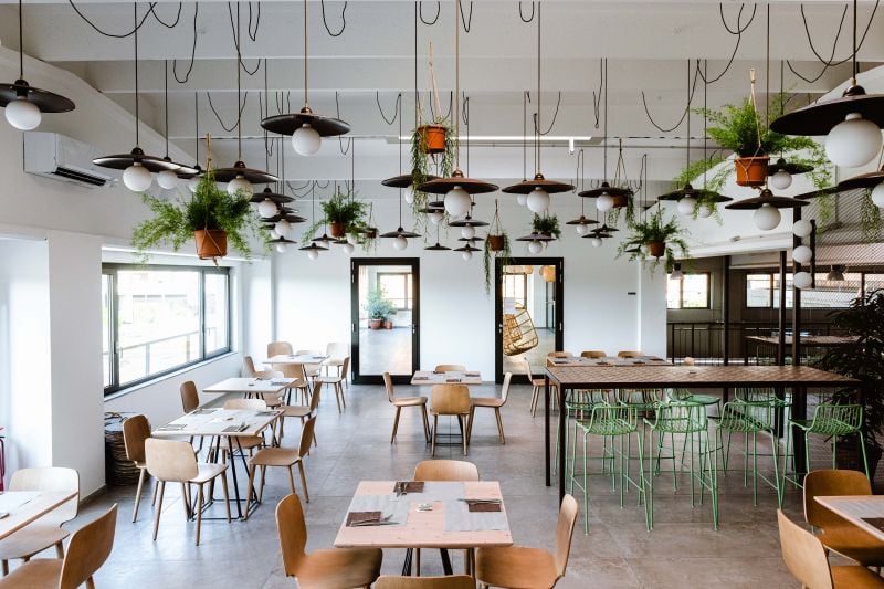 Restaurant urban cu accente verzi | Inspirație Living Boho